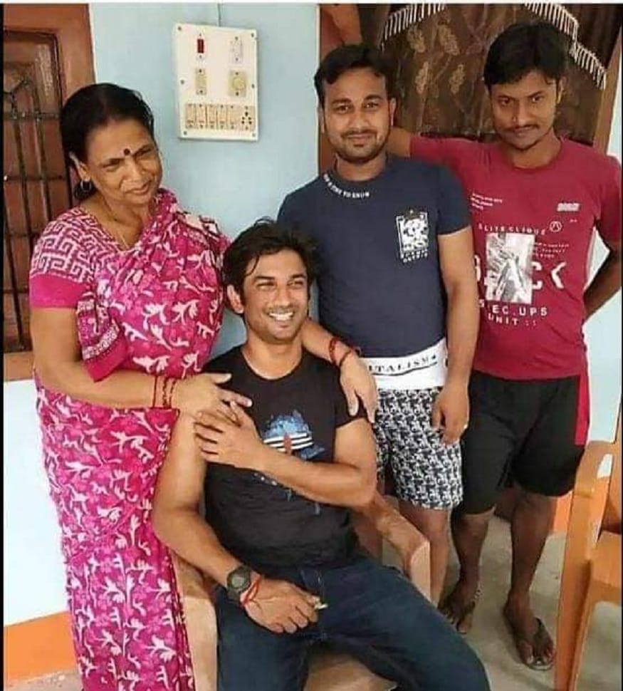 সুশান্ত ডাউন টু আর্থ ছেলে ছিলেন। স্টারডম তাঁর মধ্যে একেবারেই ছিল না। সহজেই মিশে যেতেন মানুষের সঙ্গে। কয়েক মাস আগেই তিনি গিয়েছিলেন নিজের দেশের বাড়ি মালডিহাতে। photo source collected সুশান্ত ডাউন টু আর্থ ছেলে ছিলেন। স্টারডম তাঁর মধ্যে একেবারেই ছিল না। সহজেই মিশে যেতেন মানুষের সঙ্গে। কয়েক মাস আগেই তিনি গিয়েছিলেন নিজের দেশের বাড়ি মালডিহাতে। photo source collected