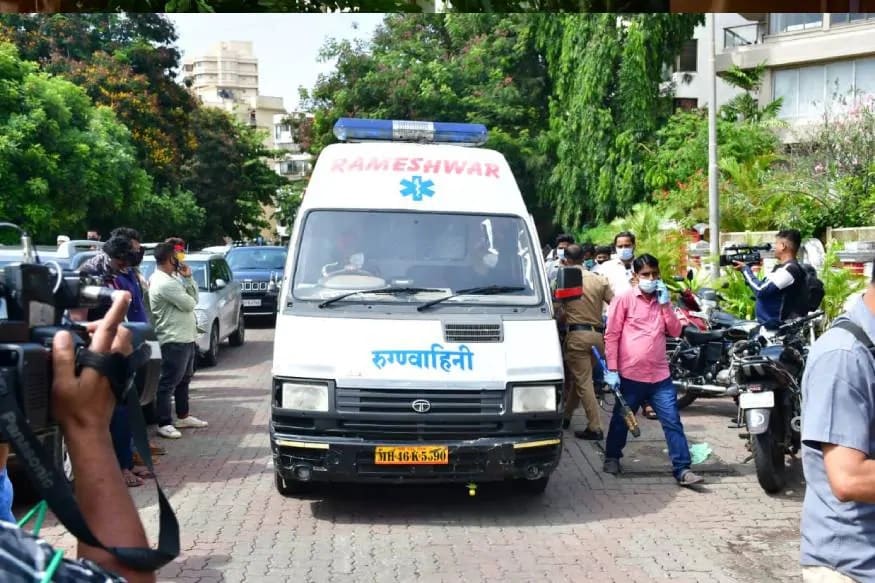 তালা ভাঙতে ভাঙতে বেলা ১২ টা ৪৫ মিনিট হয়ে যায়। তখনই দেখা যায়, বিছানার চাদর ব্যবহার করে ঝুলে রয়েছে ৩৪ বছর বয়সি অভিনেতার দেহ। তালা ভাঙতে ভাঙতে বেলা ১২ টা ৪৫ মিনিট হয়ে যায়। তখনই দেখা যায়, বিছানার চাদর ব্যবহার করে ঝুলে রয়েছে ৩৪ বছর বয়সি অভিনেতার দেহ।