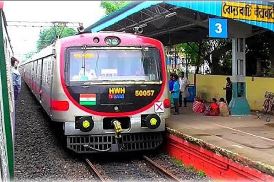 হাওড়া ডিভিশনের সব স্টেশনেই শুরু হয়েছে প্রস্তুতি। স্টেশনগুলির খুঁটিনাটি তথ্য তলব করেছেন সিকিউরিটি কমিশনার।Representative image হাওড়া ডিভিশনের সব স্টেশনেই শুরু হয়েছে প্রস্তুতি। স্টেশনগুলির খুঁটিনাটি তথ্য তলব করেছেন সিকিউরিটি কমিশনার।Representative image