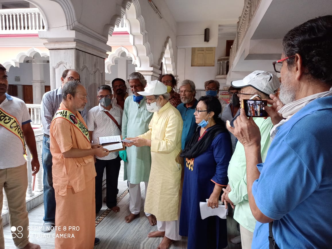 এবার আমফান প্রভাবিত মানুষদের পাশে দাঁড়ালেন নাট্য ব্যক্তিত্বরা। সুন্দরবন ত্রাণ এর জন্য ভারত সেবাশ্রম সংঘের হতে ৬ লক্ষ টাকা তুলে দিল বঙ্গ নাট্য সংহতি । এবার আমফান প্রভাবিত মানুষদের পাশে দাঁড়ালেন নাট্য ব্যক্তিত্বরা। সুন্দরবন ত্রাণ এর জন্য ভারত সেবাশ্রম সংঘের হতে ৬ লক্ষ টাকা তুলে দিল বঙ্গ নাট্য সংহতি ।