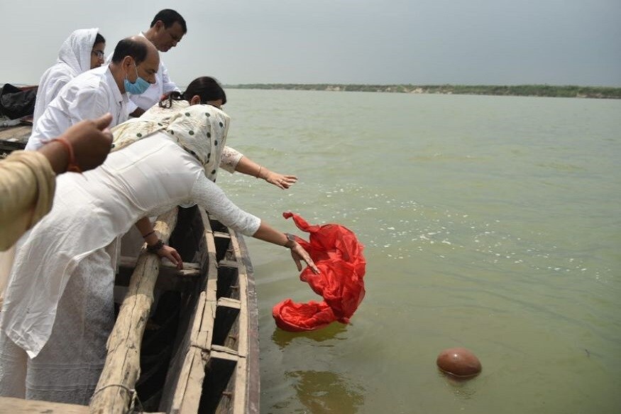 জীবন বয়ে চলে গঙ্গার মতো৷ শহর থেকে শহরে ৷ গঙ্গা যেন নিজের বুকের মাঝে গোপন করে রাখেন সুখ-দুঃখের রহস্য ৷ সেই গঙ্গাতেই চিরকালের মতো মিশে গেলেন উজ্জ্বল তারকা সুশান্ত সিং রাজপুত ৷ Image: Amlan Paliwal জীবন বয়ে চলে গঙ্গার মতো৷ শহর থেকে শহরে ৷ গঙ্গা যেন নিজের বুকের মাঝে গোপন করে রাখেন সুখ-দুঃখের রহস্য ৷ সেই গঙ্গাতেই চিরকালের মতো মিশে গেলেন উজ্জ্বল তারকা সুশান্ত সিং রাজপুত ৷ Image: Amlan Paliwal