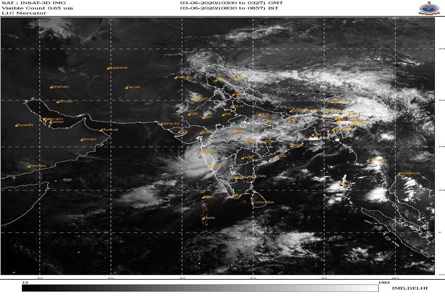 আর কয়েক ঘণ্টা। তার পরেই মহারাষ্ট্র, গুজরাতের উপকূলবর্তী অঞ্চলে আছড়ে পড়তে চলেছে সাইক্লোন নিসর্গ। তার আগে নিসর্গের ভয়ঙ্কর রূপ ধরা পড়ল উপগ্রহ চিত্রে। এই ছবিটি এদিন সকাল সাড়ে আটটার। আর কয়েক ঘণ্টা। তার পরেই মহারাষ্ট্র, গুজরাতের উপকূলবর্তী অঞ্চলে আছড়ে পড়তে চলেছে সাইক্লোন নিসর্গ। তার আগে নিসর্গের ভয়ঙ্কর রূপ ধরা পড়ল উপগ্রহ চিত্রে। এই ছবিটি এদিন সকাল সাড়ে আটটার।