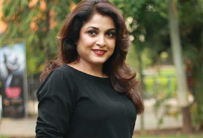 জানা গিয়েছে, ৯৬ টি বিয়ারের বোতল ও ৮ টি লিকারের বোতল গাড়িতে করে ভরে বাড়ি ফিরছিলেন রামিয়া ৷ রাস্তায় তল্লাশির সময় ধরা পড়েন তাঁরা ৷ জানা গিয়েছে, ৯৬ টি বিয়ারের বোতল ও ৮ টি লিকারের বোতল গাড়িতে করে ভরে বাড়ি ফিরছিলেন রামিয়া ৷ রাস্তায় তল্লাশির সময় ধরা পড়েন তাঁরা ৷