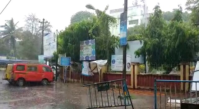 • হপ্তা দুয়েক আগে ভয়ঙ্কর ঘূর্ণিঝড় ‘আমফান’ চোখ রাঙিয়েছিল পূর্ব উপকূলে । ধ্বংস করেছে বাংলা, ওড়িশার বিস্তীর্ণ এলাকা । ‘আমফান’-এর পর থেকে ঝড়বৃষ্টি ক্রমাগত লেগেই রয়েছে বাংলায় । • হপ্তা দুয়েক আগে ভয়ঙ্কর ঘূর্ণিঝড় ‘আমফান’ চোখ রাঙিয়েছিল পূর্ব উপকূলে । ধ্বংস করেছে বাংলা, ওড়িশার বিস্তীর্ণ এলাকা । ‘আমফান’-এর পর থেকে ঝড়বৃষ্টি ক্রমাগত লেগেই রয়েছে বাংলায় ।