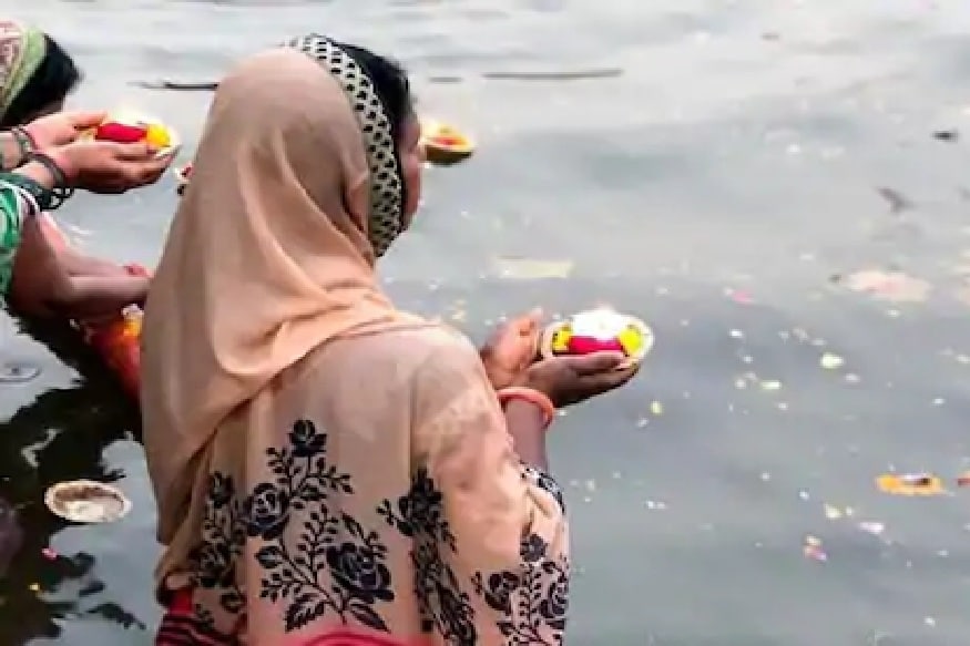 করোনা সংক্রমণের কারণে যেহেতু বাইরে গিয়ে গঙ্গা দশেরা পালনে সমস্যা রয়েছে, তাই ঘরে থেকেই এইরীতি পালনের উপায় আছে৷ সকালে তাড়াতাড়ি উঠে স্নানের সময় সূর্যদেবকে প্রণাম করতে হবে৷ স্নানেরজলের কিছুটা গঙ্গা জল মিলিয়ে নিন৷ স্নানের সময় মা গঙ্গাকে প্রণাম করুন৷ এর পর ঠাকুরঘরে এসেও মাগঙ্গাকে প্রণাম করে আরতি করুন৷ করোনা সংক্রমণের কারণে যেহেতু বাইরে গিয়ে গঙ্গা দশেরা পালনে সমস্যা রয়েছে, তাই ঘরে থেকেই এইরীতি পালনের উপায় আছে৷ সকালে তাড়াতাড়ি উঠে স্নানের সময় সূর্যদেবকে প্রণাম করতে হবে৷ স্নানেরজলের কিছুটা গঙ্গা জল মিলিয়ে নিন৷ স্নানের সময় মা গঙ্গাকে প্রণাম করুন৷ এর পর ঠাকুরঘরে এসেও মাগঙ্গাকে প্রণাম করে আরতি করুন৷
