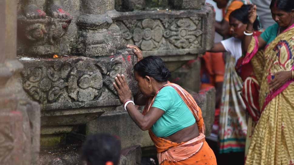 • জ্যোতিষ শাস্ত্রে বলা হয়েছে, সূর্য যে বারের যে সময়ে মিথুন রাশিতে গমন করেন, তার পরবর্তী সেই বারের সেই কালে অম্বুবাচী হয়। অর্থাৎ, পৃথিবী এই সময়ে ঋতুমতী হন। • জ্যোতিষ শাস্ত্রে বলা হয়েছে, সূর্য যে বারের যে সময়ে মিথুন রাশিতে গমন করেন, তার পরবর্তী সেই বারের সেই কালে অম্বুবাচী হয়। অর্থাৎ, পৃথিবী এই সময়ে ঋতুমতী হন।