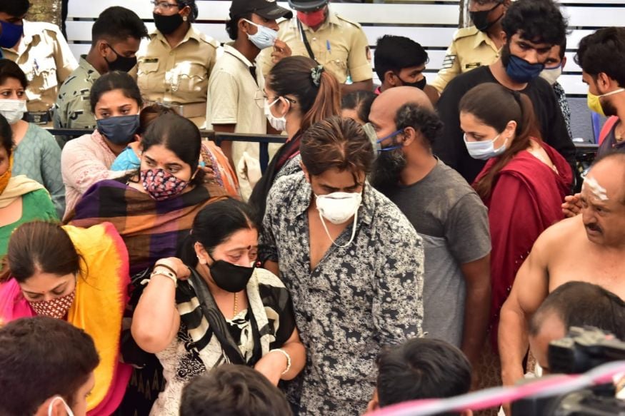 শনিবার রাতে হঠাৎ করেই বুকে ব্যথা অনুভব করেন নায়ক ৷ দ্রুত নার্সিং হোমেও নিয়ে যাওয়া হয় তাঁকে ৷ তবে শেষ রক্ষা আর হল না ৷ শনিবার রাতে হঠাৎ করেই বুকে ব্যথা অনুভব করেন নায়ক ৷ দ্রুত নার্সিং হোমেও নিয়ে যাওয়া হয় তাঁকে ৷ তবে শেষ রক্ষা আর হল না ৷