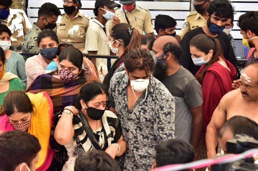 শনিবার রাতে হঠাৎ করেই বুকে ব্যথা অনুভব করেন নায়ক ৷ দ্রুত নার্সিং হোমেও নিয়ে যাওয়া হয় তাঁকে ৷ তবে শেষ রক্ষা আর হল না ৷ 