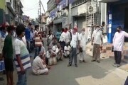 ব্যাঙ্কে গিয়ে পেনশনের টাকা না পেয়ে কী করলেন সিনিয়র সিটিজেনরা
