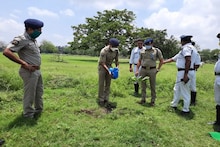 শুধু সমাজ নয়, পরিবেশ রক্ষারও দায়িত্ব নিল পুলিশ, নিম-পেয়ারা গাছ পুঁতলেন CP