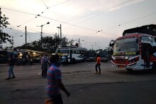 স্ট্যান্ডে বাস, যদিও যাত্রী নেই দুরপাল্লার রুটে 
