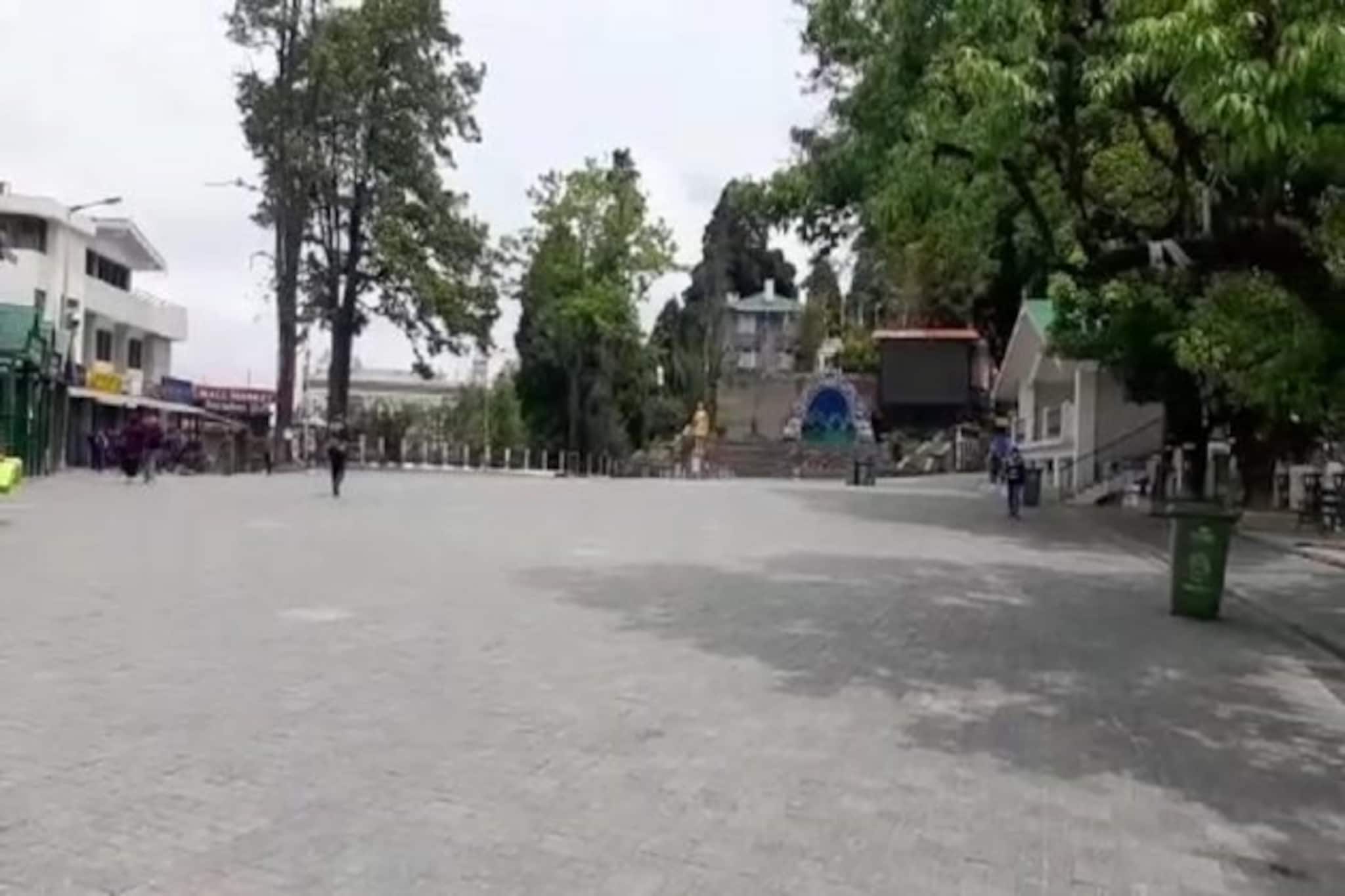 নেই পর্যটক! কাটা হল হোটেল কর্মীদের বেতন, তবে কর্মী ছাঁটাই নয়!