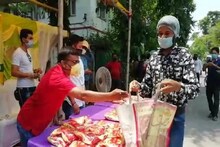 বন্ধ হোটেল, বার! বন্ধ রোজগার! শহরের অসহায় শিল্পীদের পাশে স্বেচ্ছাসেবী সংগঠনগুলি