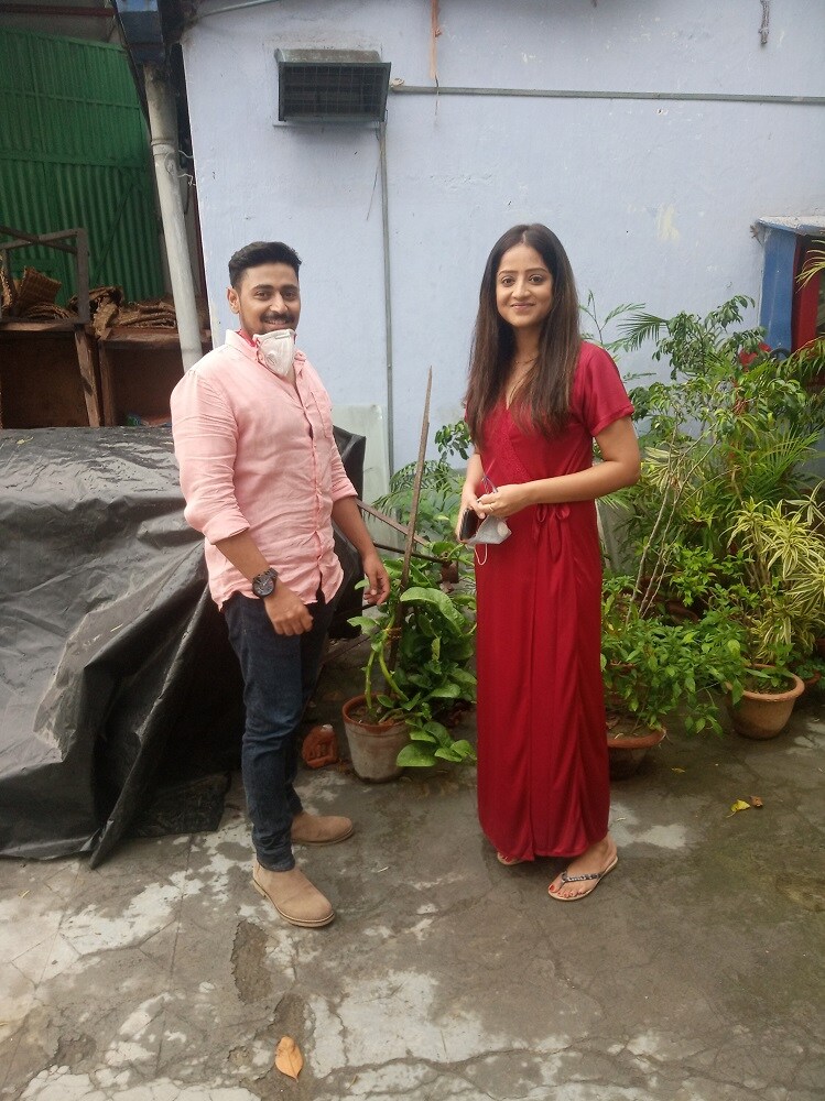 • অর্নার চরিত্রে অভিনয় করছেন রুষা চট্টোপাধ্যায়। মাস্ক, স্যানিটাইজার, সামাজিক দূরত্ব মেনে নানা দৃশ্য অভিনয় করাটাই তাঁর কাছে নিউ নর্মাল। • অর্নার চরিত্রে অভিনয় করছেন রুষা চট্টোপাধ্যায়। মাস্ক, স্যানিটাইজার, সামাজিক দূরত্ব মেনে নানা দৃশ্য অভিনয় করাটাই তাঁর কাছে নিউ নর্মাল।