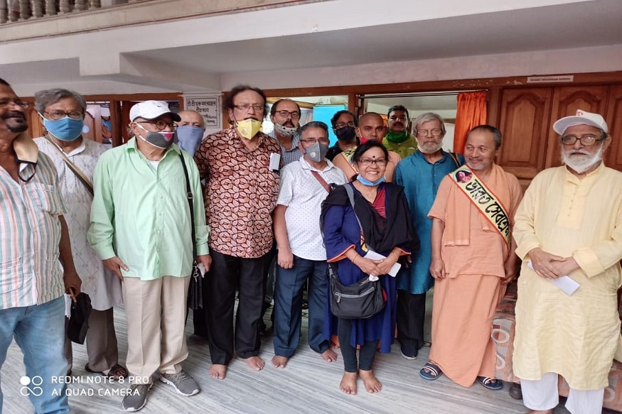 এদিন বঙ্গ নাট্য সংহতির পক্ষে উপস্থিত ছিলেন বিভাস চক্রবর্তী, মনোজ মিত্র, রুদ্রপ্রসাদ সেনগুপ্ত, মেঘনাদ ভট্টাচার্য, সৌমিত্র মিত্র,সীমা মুখোপাধ্যায়, দেবশঙ্কর হালদার ও প্রকাশ ভট্টাচার্য। এদিন বঙ্গ নাট্য সংহতির পক্ষে উপস্থিত ছিলেন বিভাস চক্রবর্তী, মনোজ মিত্র, রুদ্রপ্রসাদ সেনগুপ্ত, মেঘনাদ ভট্টাচার্য, সৌমিত্র মিত্র,সীমা মুখোপাধ্যায়, দেবশঙ্কর হালদার ও প্রকাশ ভট্টাচার্য।