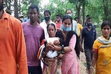 চিন-ভারত সংঘর্ষে শহিদ, ছেলের পোশাক বুকে জড়িয়ে বাড়ি ফিরলেন মা চিন-ভারত সংঘর্ষে শহিদ, ছেলের পোশাক বুকে জড়িয়ে বাড়ি ফিরলেন মা