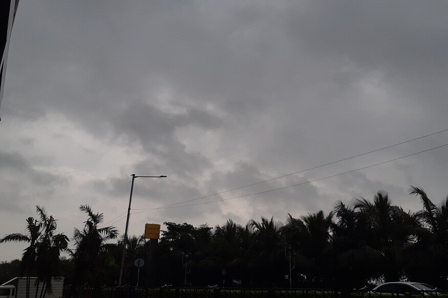 বৃহস্পতিবার থেকে উত্তরবঙ্গে অতি ভারী বৃষ্টি পূর্বাভাস। ২০০ মিলিমিটার পর্যন্ত বৃষ্টিপাতের আশঙ্কা দার্জিলিং শহর ওপরের পাঁচ জেলায়। দক্ষিণবঙ্গে মূলত মেঘলা আকাশ কোথাও কোথাও আংশিক মেঘলা আকাশ। বৃহস্পতিবার পর্যন্ত কম বৃষ্টিপাতের সম্ভাবনা। সপ্তাহান্তে ফের বৃষ্টি বাড়বে দক্ষিণবঙ্গে। বৃহস্পতিবার থেকে উত্তরবঙ্গে অতি ভারী বৃষ্টি পূর্বাভাস। ২০০ মিলিমিটার পর্যন্ত বৃষ্টিপাতের আশঙ্কা দার্জিলিং শহর ওপরের পাঁচ জেলায়। দক্ষিণবঙ্গে মূলত মেঘলা আকাশ কোথাও কোথাও আংশিক মেঘলা আকাশ। বৃহস্পতিবার পর্যন্ত কম বৃষ্টিপাতের সম্ভাবনা। সপ্তাহান্তে ফের বৃষ্টি বাড়বে দক্ষিণবঙ্গে।