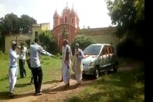রশি দিয়ে টানা হল ফুলে সাজানো চারচাকা গাড়ি, তাতেই মন্দিরপ্রাঙ্গন ঘুরলেন জগন্নাথ রশি দিয়ে টানা হল ফুলে সাজানো চারচাকা গাড়ি, তাতেই মন্দিরপ্রাঙ্গন ঘুরলেন জগন্নাথ