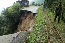 ধস থেকে কোনওরকমে রক্ষা পেল টয় ট্রেনের লাইন, সম্পূর্ণ বন্ধ ৫৫ নং জাতীয় সড়ক!