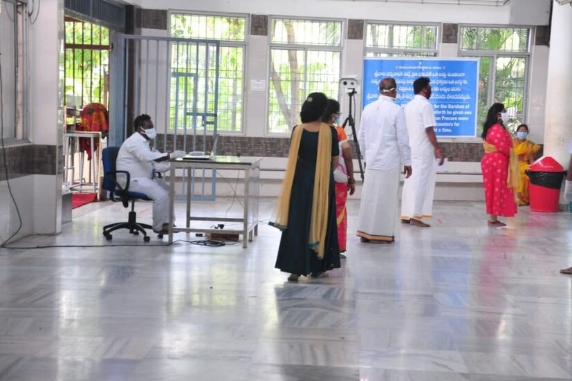 ভক্তদের মাস্ক পরা, পাঁচ থেকে ছ' ফুটের তফাত রাখা, স্পর্শহীন পরিষেবা, লাইনে দাঁড়ানোর আগে সবাইকে জীবাণুমুক্ত করার মতো একাধিক পদক্ষেপ নিয়েছিল তিরুপতি মন্দির কর্তৃপক্ষ৷ করোনা সংক্রমণ শুরু হওয়ার পর গত ২০ মার্চ থেকে বন্ধ রাখা হয়েছিল তিরুপতি মন্দির৷ 