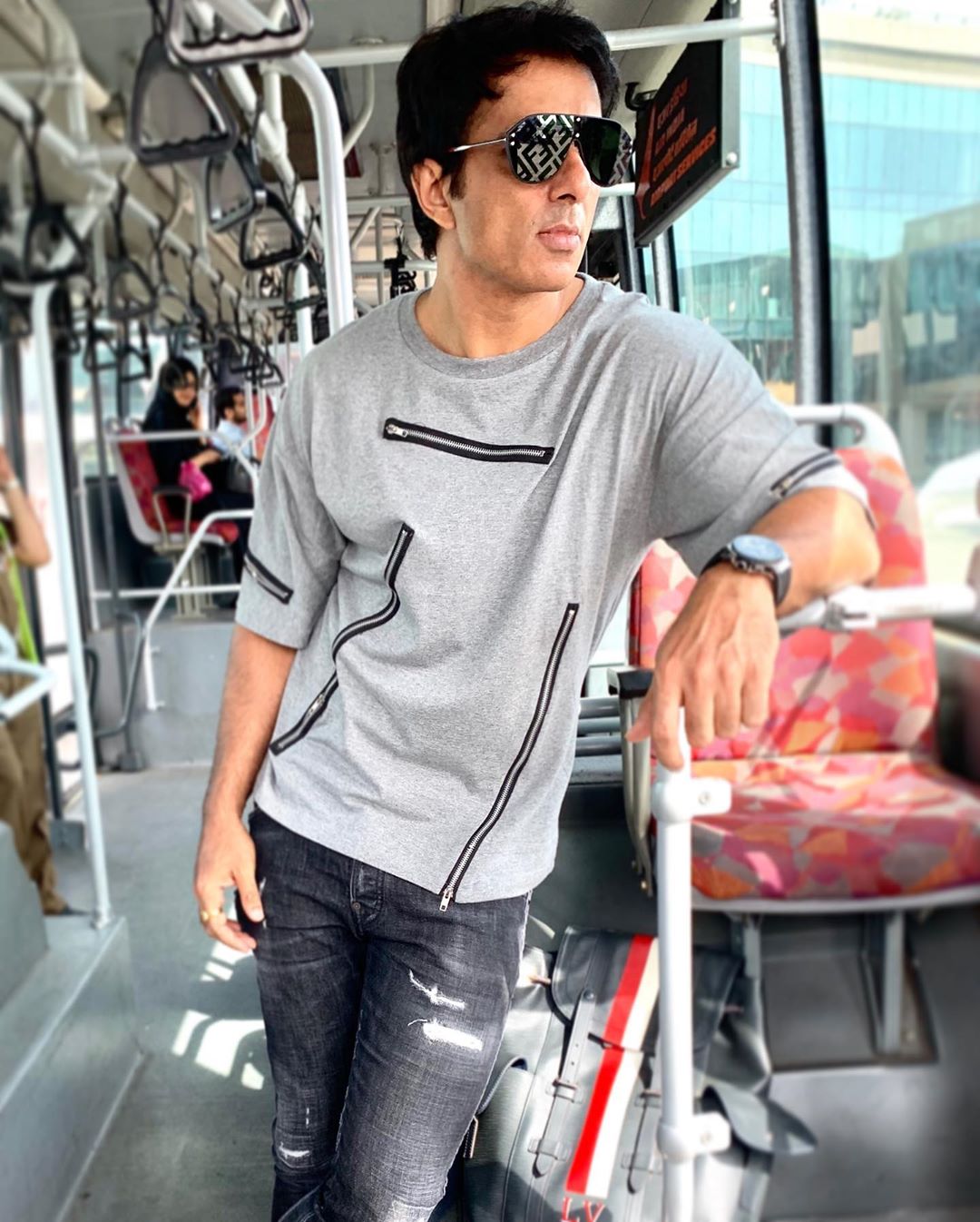 • বলিউডের জনপ্রিয় অভিনেতা সোনু সুদ নিজে যতই বিত্তশালী হন না কেন, মাটিতে পা রেখে চলাই তাঁর পছন্দ । জনপ্রিয়তা কখনই তাঁকে আকাশে উড়তে দেয়নি । তাই অভিনেতার মোট সম্পত্তির পরিমাণ ১৩০.৩৩৯ কোটি হওয়া সত্ত্বেও অসহায় মানুষদের পাশে দাঁড়াতে দু’বার ভাবেননি সোনু । • বলিউডের জনপ্রিয় অভিনেতা সোনু সুদ নিজে যতই বিত্তশালী হন না কেন, মাটিতে পা রেখে চলাই তাঁর পছন্দ । জনপ্রিয়তা কখনই তাঁকে আকাশে উড়তে দেয়নি । তাই অভিনেতার মোট সম্পত্তির পরিমাণ ১৩০.৩৩৯ কোটি হওয়া সত্ত্বেও অসহায় মানুষদের পাশে দাঁড়াতে দু’বার ভাবেননি সোনু ।