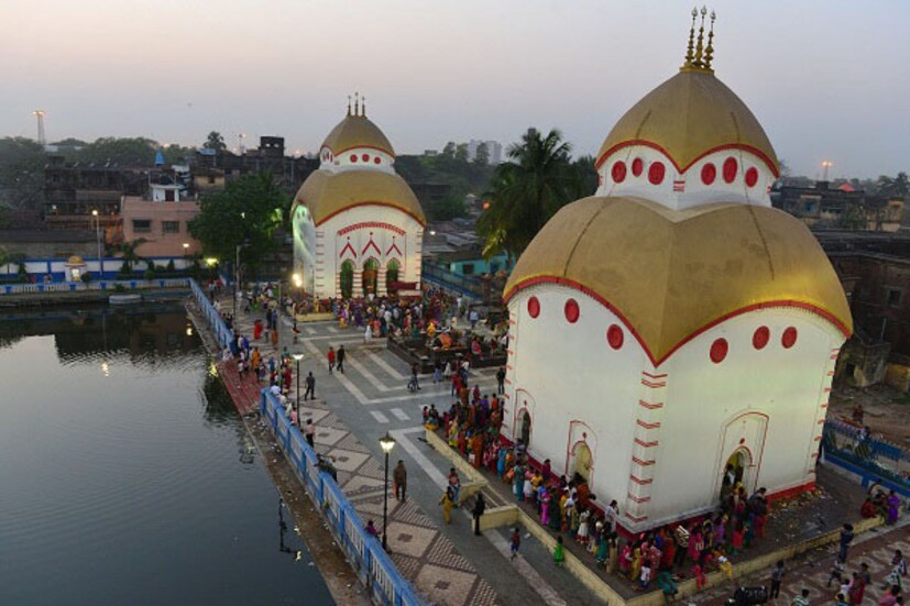 বৃহস্পতিবার থেকেই শর্তসাপেক্ষে দুই দফায় সাড়ে পাঁচ ঘন্টা মন্দির খোলা হয়েছিল ভক্তদের শিবলিঙ্গ দর্শনের জন্য। আজ থেকে ফের তা বন্ধ হয়ে গেল ।
