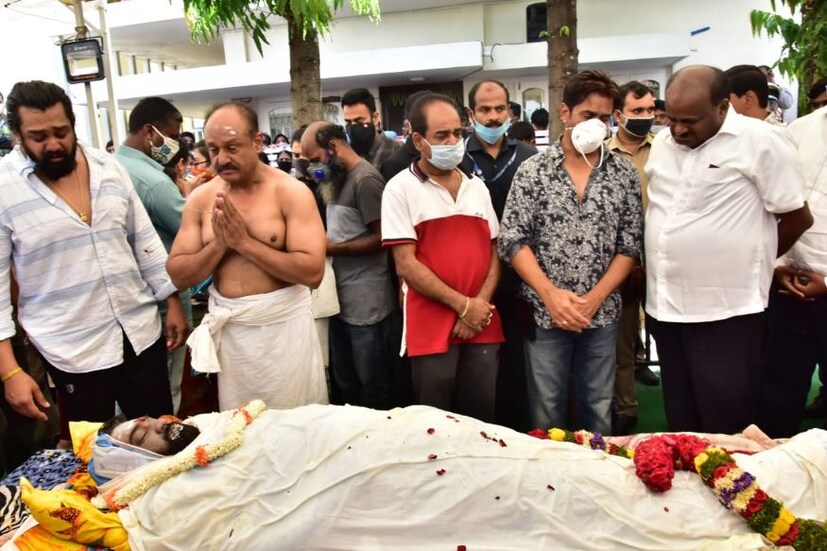 প্রয়াত নায়ক চিরঞ্জিবী সরজাকে শেষ বিদায় জানাচ্ছেন তাঁর পরিবারের মানুষ ৷ 