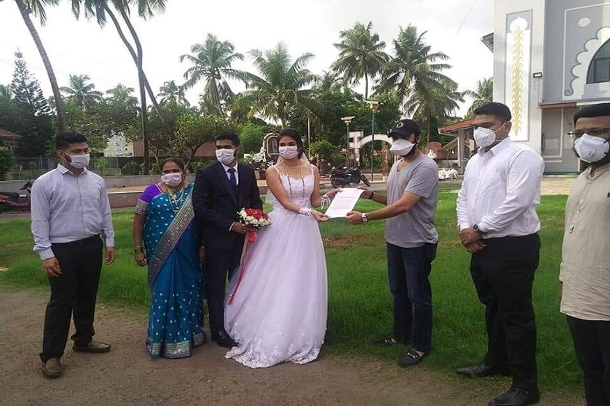 লকডাউন উঠে গেলেও বিয়ে বা অন্যান্য সামাজিক অনুষ্ঠান আয়োজনের ক্ষেত্রে এখনও মানতে হচ্ছে সরকারিবিধিনিষেধ৷ অনেকেই বিয়ের অনুষ্ঠানের বেঁচে যাওয়া খরচ থেকে বিভিন্ন সমাজসেবামূলক কাজ করছেন৷ PHOTO- ANI লকডাউন উঠে গেলেও বিয়ে বা অন্যান্য সামাজিক অনুষ্ঠান আয়োজনের ক্ষেত্রে এখনও মানতে হচ্ছে সরকারিবিধিনিষেধ৷ অনেকেই বিয়ের অনুষ্ঠানের বেঁচে যাওয়া খরচ থেকে বিভিন্ন সমাজসেবামূলক কাজ করছেন৷ PHOTO- ANI