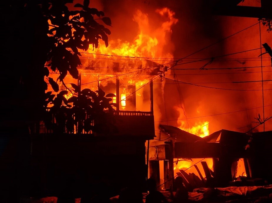 অগ্নিকাণ্ডে চাঞ্চল্য ছড়িয়েছে লাল বাজার এলাকায়।
