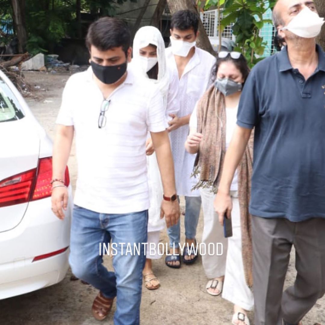 • না সে ব্যাপারে কোনও সঠিক তথ্য পাওয়া নে গেলেও সম্ভবত বান্ধবী রিয়া চক্রবর্তীর সঙ্গেই চার হাত এক হওয়ার তোড়জোড় চলছিল । ছবি: ইনস্টাগ্রাম । • না সে ব্যাপারে কোনও সঠিক তথ্য পাওয়া নে গেলেও সম্ভবত বান্ধবী রিয়া চক্রবর্তীর সঙ্গেই চার হাত এক হওয়ার তোড়জোড় চলছিল । ছবি: ইনস্টাগ্রাম ।