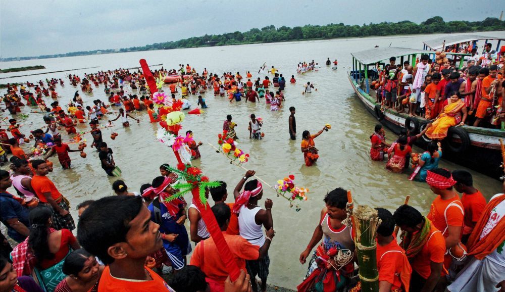 • দীর্ঘ লকডাউনের পর সদ্যই খুলেছে তারকেশ্বর মন্দিরের দ্বার । কিন্তু অত্যধিক ভিড়ের চাপ ও করোনা সংক্রমণের আবহে বাধ্য হয়েই এ বছর শ্রাবণী মেলা বন্ধ রাখার সিদ্ধান্ত নেওয়া হল । • দীর্ঘ লকডাউনের পর সদ্যই খুলেছে তারকেশ্বর মন্দিরের দ্বার । কিন্তু অত্যধিক ভিড়ের চাপ ও করোনা সংক্রমণের আবহে বাধ্য হয়েই এ বছর শ্রাবণী মেলা বন্ধ রাখার সিদ্ধান্ত নেওয়া হল ।