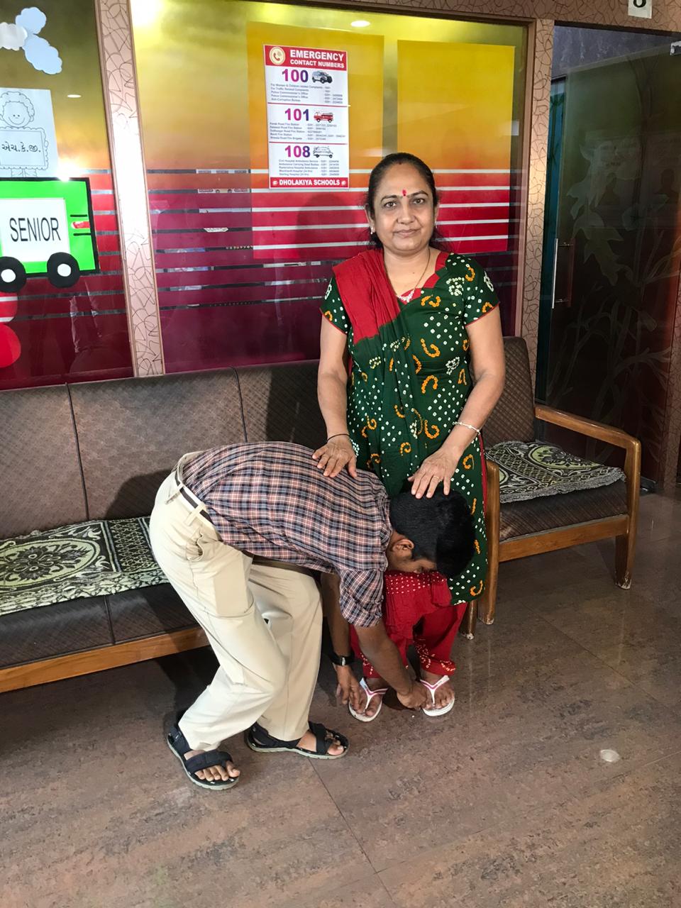 রাজকোট জেলার দ্বাদশের পরীক্ষার ফলাফলে এ বছর A1 grade পেয়েছে ১০৮ জন ছাত্র ৷ A2 grade ১৫৫১ জন ছাত্রের ৷ Photo Courtesy: News18 Gujarati রাজকোট জেলার দ্বাদশের পরীক্ষার ফলাফলে এ বছর A1 grade পেয়েছে ১০৮ জন ছাত্র ৷ A2 grade ১৫৫১ জন ছাত্রের ৷ Photo Courtesy: News18 Gujarati