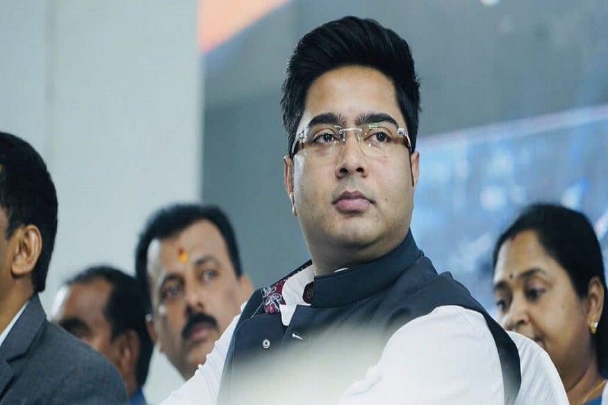 মঙ্গলবার স্বামী বিবেকানন্দের ১৫৯ তম জন্মদিন। বিশ্ব যুব দিবসে গোলপার্ক থেকে হাজরা তৃণমূলের মিছিল। মিছিলের মুখ তৃণমূল সাংসদ অভিষেক বন্দ্যোপাধ্যায়। হাজরার সভা মঞ্চে প্রথমে বললেন কোনও রাজনীতির কথা বলবেন না। কিন্তু সে কথা ভাঙতে বেশি সময় নিলেন না। মঙ্গলবার স্বামী বিবেকানন্দের ১৫৯ তম জন্মদিন। বিশ্ব যুব দিবসে গোলপার্ক থেকে হাজরা তৃণমূলের মিছিল। মিছিলের মুখ তৃণমূল সাংসদ অভিষেক বন্দ্যোপাধ্যায়। হাজরার সভা মঞ্চে প্রথমে বললেন কোনও রাজনীতির কথা বলবেন না। কিন্তু সে কথা ভাঙতে বেশি সময় নিলেন না।