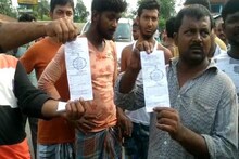 রেশনে ডাল, ছোলা অমিল, পথ অবরোধ করলেন ক্ষুব্ধ পরিযায়ী শ্রমিকরা