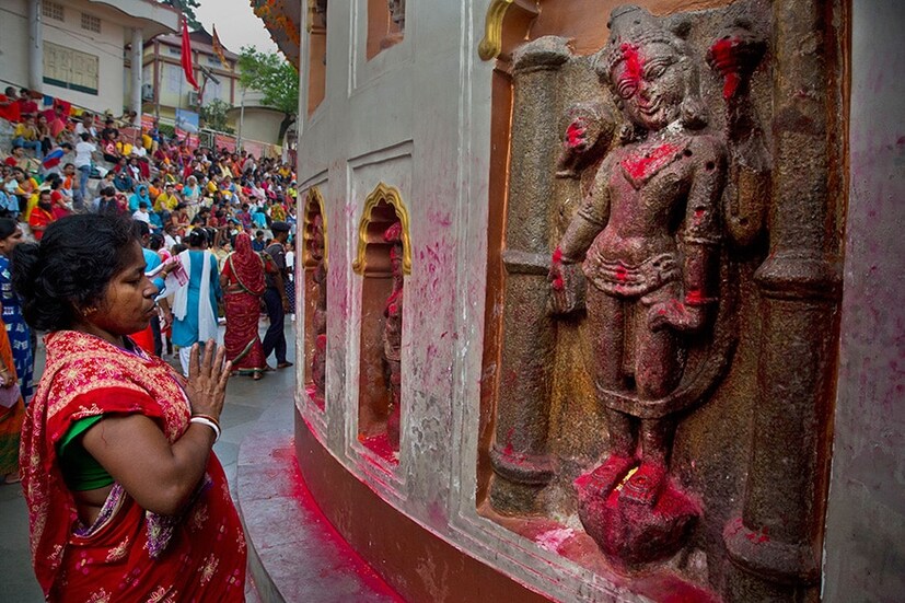 • অসমের কামাক্ষ্যা মন্দিরে অম্বুবাচী উপলক্ষ্যে উৎসব পালন করা হয়। সূর্যের দক্ষিণায়নের দিন থেকে তিন দিন অর্থাৎ আষাঢ়ের ৭ তারিখ থেকে ১০ দিনের মধ্যে পালিত হয় এই পার্বণ। আষাঢ় মাসে রবি, মিথুন রাশির আর্দ্রা নক্ষত্রের প্রথমার্ধে অর্থাৎ এক চতুর্থাংশ স্থিথিকালে পৃথিবী বা ধরিত্রী মা ঋতুমতী হন ৷ 