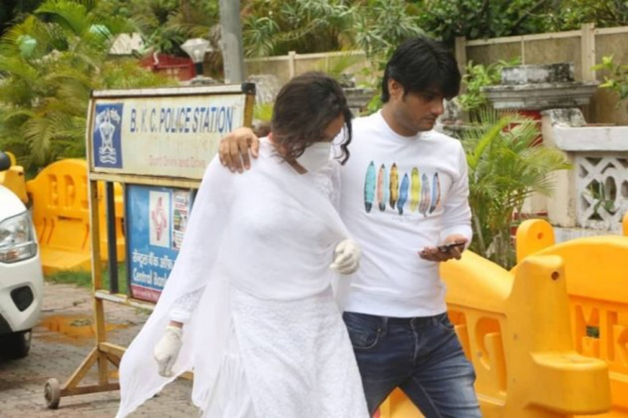 সুশান্তের বাড়িতে শোকার্ত অঙ্কিতা, হাউহাউ করে কেঁদে ফেললেন প্রাক্তন প্রেমিকা