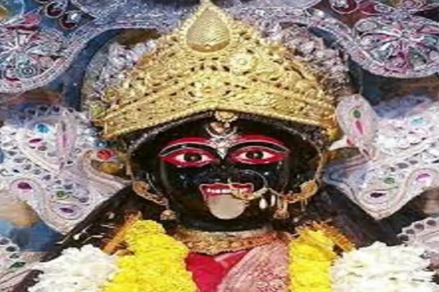 এরপর সেই সখী রাণীকে এই কাজটি করতে বারণ করেন কারণ রাজা এতে রেগে যেতে পারেন বলে তাঁর ধারণা হয় ৷ কিন্তু রাণী গোপনে এই কাজ করা হবে বললে সেই সখী গো মাংস যোগাড় করে দেয় কিন্তু রাজার কানে খবর যেতে দেরি হয়নি ৷ রাগে উন্মত্ত রাজা রাণীকে হত্যা করতে উদ্যত হন ৷ রাণী এই অবস্থায় দেবী-র নাম স্মরণ করে বিপন্মুক্তির প্রার্থণা করতে থাকেন এরপর রাজা দেখেন রাণীর আঁচলের তলায় রাখা গোমাংস টুকরোটি জবা ফুল হয়ে গেছে ৷ সেই থেকেই শুরু বিপত্তারিণী পুজোর ৷Photo- File এরপর সেই সখী রাণীকে এই কাজটি করতে বারণ করেন কারণ রাজা এতে রেগে যেতে পারেন বলে তাঁর ধারণা হয় ৷ কিন্তু রাণী গোপনে এই কাজ করা হবে বললে সেই সখী গো মাংস যোগাড় করে দেয় কিন্তু রাজার কানে খবর যেতে দেরি হয়নি ৷ রাগে উন্মত্ত রাজা রাণীকে হত্যা করতে উদ্যত হন ৷ রাণী এই অবস্থায় দেবী-র নাম স্মরণ করে বিপন্মুক্তির প্রার্থণা করতে থাকেন এরপর রাজা দেখেন রাণীর আঁচলের তলায় রাখা গোমাংস টুকরোটি জবা ফুল হয়ে গেছে ৷ সেই থেকেই শুরু বিপত্তারিণী পুজোর ৷Photo- File