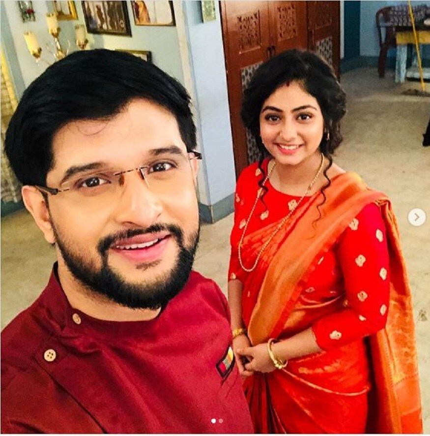 শুরু হয়েছে 'কৃষ্ণকলি' ধারাবাহিকের শ্যুটিংও। লকডাউনের আগেই দেখা গিয়েছিল এই সিরিয়ালের নায়িকা শ্যামা মারা গিয়েছে। তার বদলে একদম তাঁর মতোই দেখতে আর একটি মেয়ে মাম এসেছে। এই মামকেও ভালবেসে ফেলছিল নিখিল। শ্যুটিং শুরু হতেই দেখা যাচ্ছে নতুন শ্যামার মাথায় সিঁদূর। তবে কি এই মেয়ের সঙ্গেও নিখিলের বিয়ে হল ? যদিও তা জানা যাবে আর কয়েকদিনের মধ্যেই। photo source Instagram শুরু হয়েছে 'কৃষ্ণকলি' ধারাবাহিকের শ্যুটিংও। লকডাউনের আগেই দেখা গিয়েছিল এই সিরিয়ালের নায়িকা শ্যামা মারা গিয়েছে। তার বদলে একদম তাঁর মতোই দেখতে আর একটি মেয়ে মাম এসেছে। এই মামকেও ভালবেসে ফেলছিল নিখিল। শ্যুটিং শুরু হতেই দেখা যাচ্ছে নতুন শ্যামার মাথায় সিঁদূর। তবে কি এই মেয়ের সঙ্গেও নিখিলের বিয়ে হল ? যদিও তা জানা যাবে আর কয়েকদিনের মধ্যেই। photo source Instagram