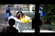 স্যানিটাইজার ছুঁড়তেই জ্বলে উঠলো বাইক ! কোনওমতে প্রাণে বাঁচলেন চালক ! দেখুন ভিডিও