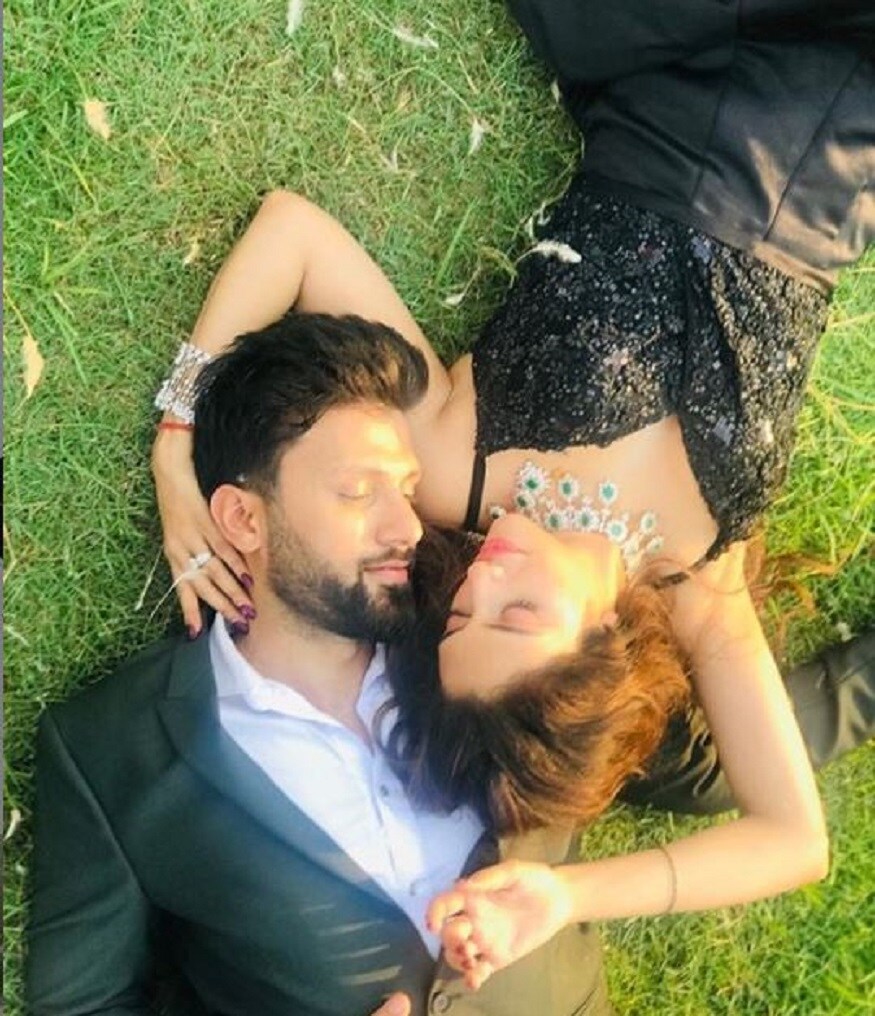 নিজেদের অন্তরঙ্গ ছবি পোস্ট করে তিনি লিখলেন, নিজেদের অন্তরঙ্গ ছবি পোস্ট করে তিনি লিখলেন,