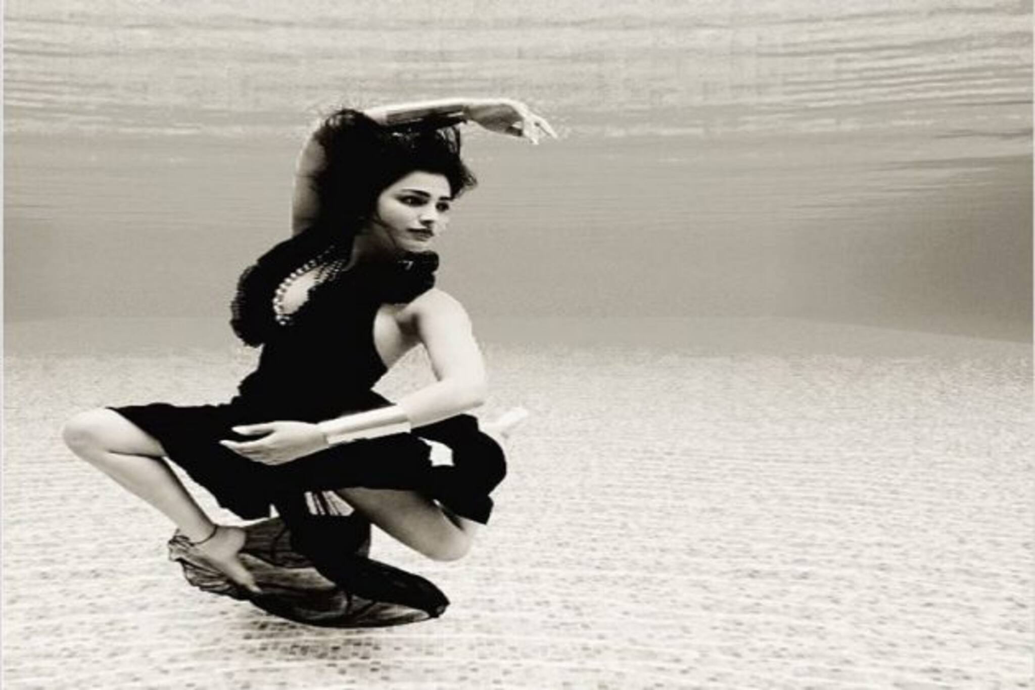 জলের তলায় কালো পোশাকে তুমুল নাচ বলি অভিনেত্রীর ! উষ্ণ ছবিতে ভাইরাল নায়িকা !