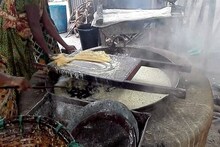 নিম্নমানের ভেজাল চানাচুর তৈরির ৩টি কারখানার হদিশ শহরে