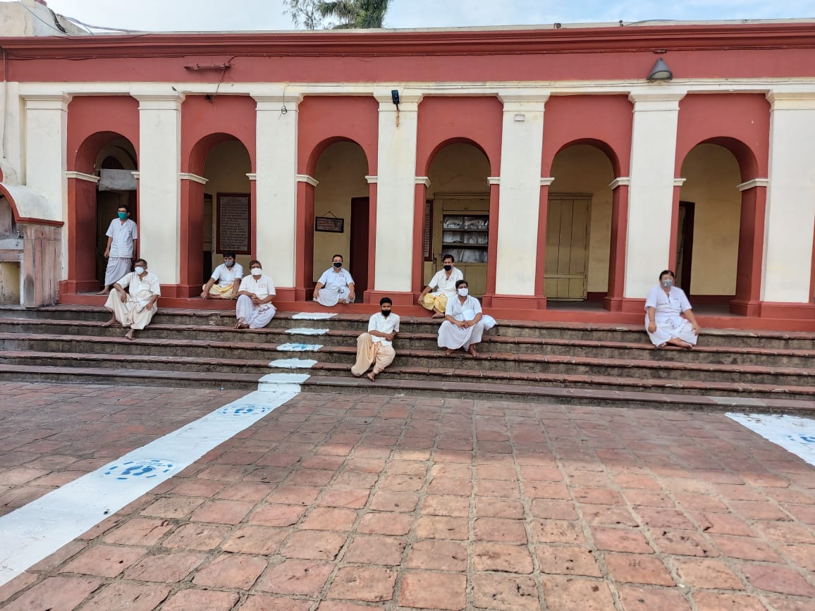 করোনা ভাইরাস সংক্রমণের কথা মাথায় রেখে মন্দির কমিটির তরফে সব পুরোহিত দেরই পিপিই কিট পরে কাজ করতে বলা হয়েছে। মন্দিরের ভেতর থেকে শুরু করে মন্দিরের নিরাপত্তারক্ষী পর্যন্ত সবাই আপাতত পিপিই কিট পড়ে কাজ করবেন। এ প্রসঙ্গে কুশল বাবু জানান করোনা ভাইরাস সংক্রমণের কথা মাথায় রেখে মন্দির কমিটির তরফে সব পুরোহিত দেরই পিপিই কিট পরে কাজ করতে বলা হয়েছে। মন্দিরের ভেতর থেকে শুরু করে মন্দিরের নিরাপত্তারক্ষী পর্যন্ত সবাই আপাতত পিপিই কিট পড়ে কাজ করবেন। এ প্রসঙ্গে কুশল বাবু জানান