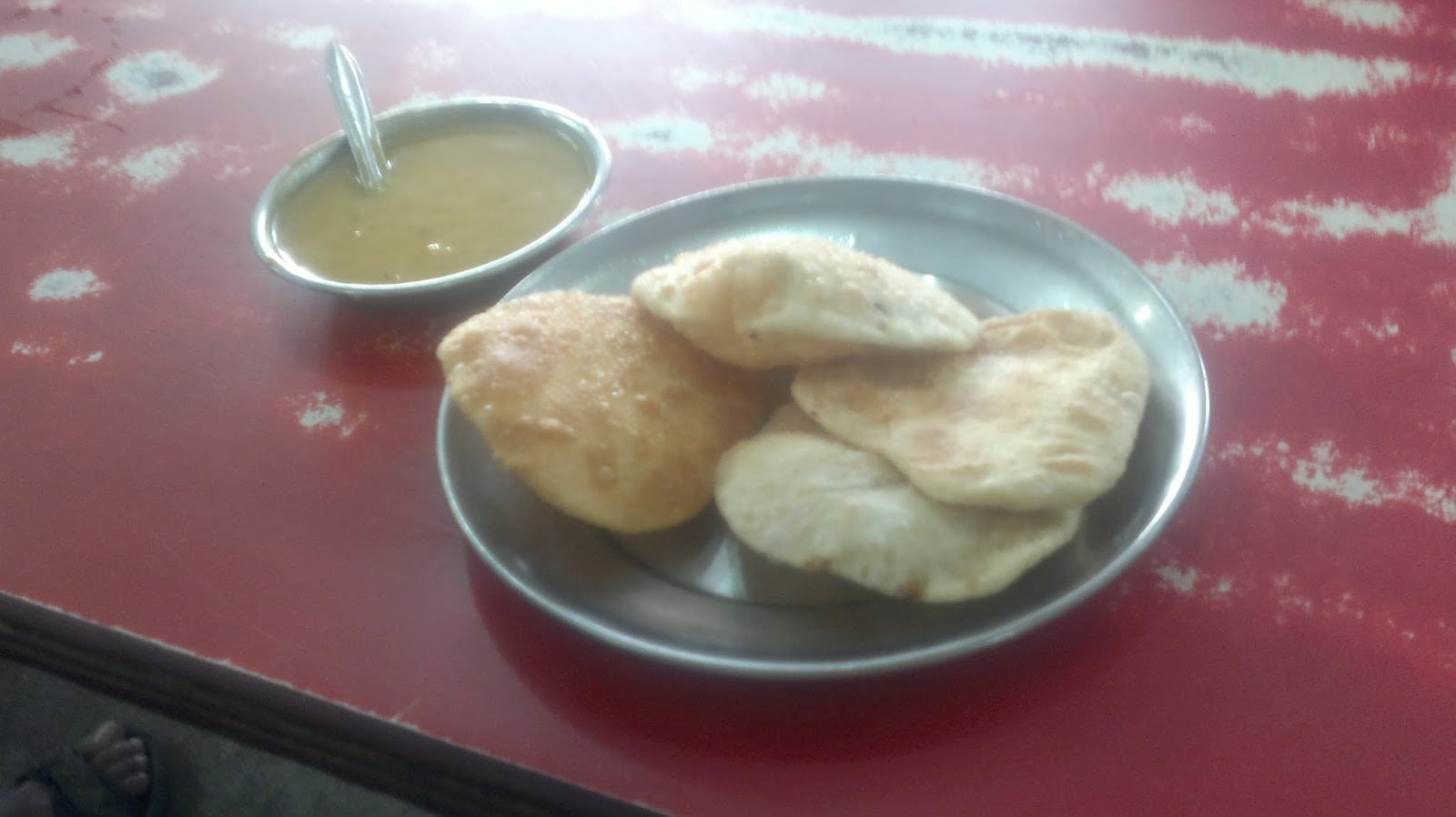 তবে শুধু মন্দিরের ভেতর নয়, মন্দির সংলগ্ন ডালার দোকানগুলি নিয়েও একাধিক সুরক্ষামূলক ব্যবস্থা নিয়েছে মন্দির কর্তৃপক্ষ। মূলত জোড়-বিজোড় পদ্ধতিতে এই ডালার দোকানগুলি খুলবে। তার সঙ্গে পাশাপাশি কোনভাবেই দোকান খুলবে না। ডালার দোকানগুলো পাশাপাশি খাবারের দোকান নিয়েও একাধিক ব্যবস্থা নিয়েছে মন্দির কর্তৃপক্ষ। মন্দির সংলগ্ন এলাকাতে যে খাবারের দোকানগুলো রয়েছে সেখানে কোনো ভাবেই বসে খাওয়া যাবেনা। তবে বাড়ি অব্দি খাবার নিয়ে যাওয়ার ব্যবস্থা থাকছে। তথ্য সোমরাজ বন্দ্যোপাধ্যায় তবে শুধু মন্দিরের ভেতর নয়, মন্দির সংলগ্ন ডালার দোকানগুলি নিয়েও একাধিক সুরক্ষামূলক ব্যবস্থা নিয়েছে মন্দির কর্তৃপক্ষ। মূলত জোড়-বিজোড় পদ্ধতিতে এই ডালার দোকানগুলি খুলবে। তার সঙ্গে পাশাপাশি কোনভাবেই দোকান খুলবে না। ডালার দোকানগুলো পাশাপাশি খাবারের দোকান নিয়েও একাধিক ব্যবস্থা নিয়েছে মন্দির কর্তৃপক্ষ। মন্দির সংলগ্ন এলাকাতে যে খাবারের দোকানগুলো রয়েছে সেখানে কোনো ভাবেই বসে খাওয়া যাবেনা। তবে বাড়ি অব্দি খাবার নিয়ে যাওয়ার ব্যবস্থা থাকছে। তথ্য সোমরাজ বন্দ্যোপাধ্যায়
