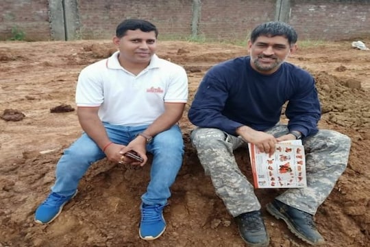 রাঁচির ফার্ম হাউসে এম এস ধোনি৷