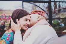 ‘কঠিন হলেও, সঠিক পথটাই বেছে নিও’,বাবার শেখানো কথাগুলো আবার পড়ে ফেললেন অনুষ্কা