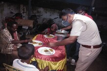 অনুষ্ঠান বাড়ির কায়দায় পাত পেড়ে দুবেলা গরীব,দুঃস্থদের খাবার জোগাচ্ছে পুলিশ অনুষ্ঠান বাড়ির কায়দায় পাত পেড়ে দুবেলা গরীব,দুঃস্থদের খাবার জোগাচ্ছে পুলিশ