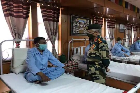 লেহ-এর সেনা হাসপাতালে সেনাপ্রধান৷ PHOTO- TAITTER/ INDIAN ARMY