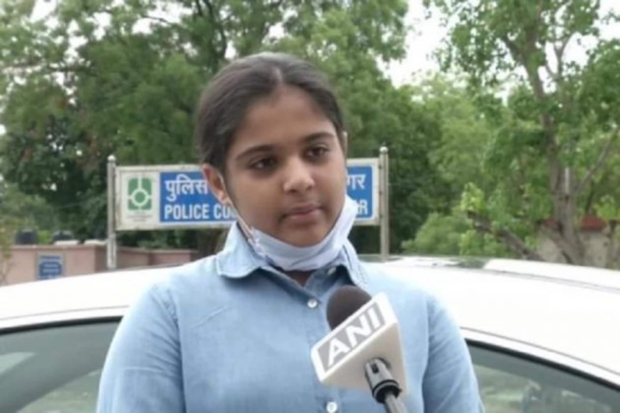 পরিযায়ী শ্রমিকদের ফেরাতে জমানো টাকা দিল ১২ বছরের নীহারিকা, কাটল বিমানের টিকিট