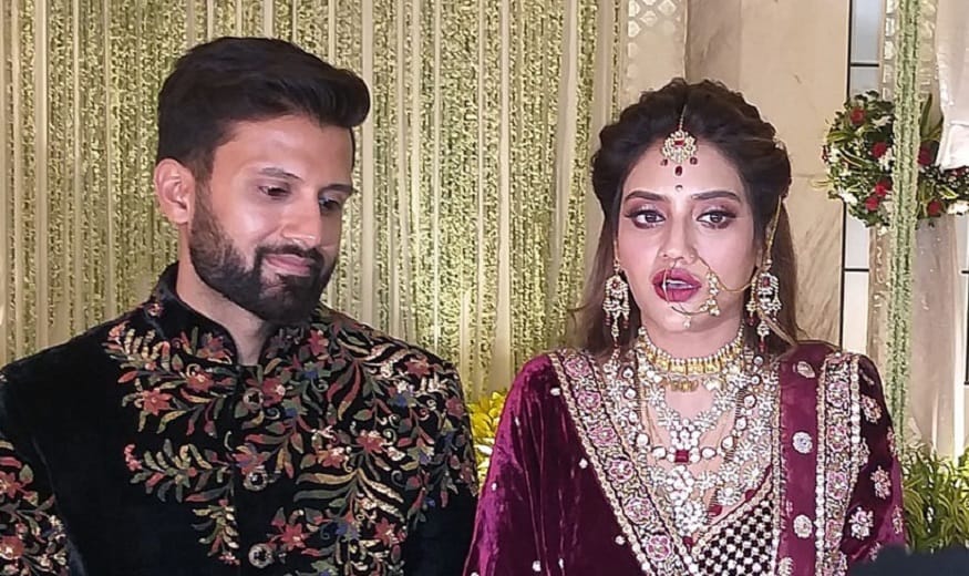 আজ তাঁদের বিয়ের এক বছর হল। এই একটা বছর এক সঙ্গে অনেক ঝড় ঝাপটা সামলেছেন তাঁরা। photo source collected আজ তাঁদের বিয়ের এক বছর হল। এই একটা বছর এক সঙ্গে অনেক ঝড় ঝাপটা সামলেছেন তাঁরা। photo source collected